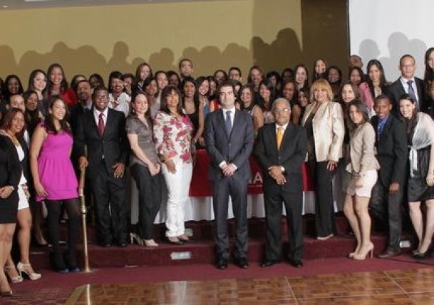 Entrega de Diplomas en Santo Domingo de la primera graduación de estudiantes becados del MESCyT