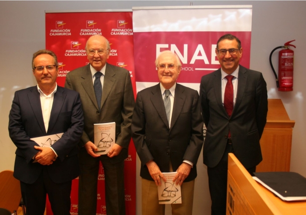 Enrique Egea presentó su libro “Entorno Económico de los negocios” a los empresarios de la Región