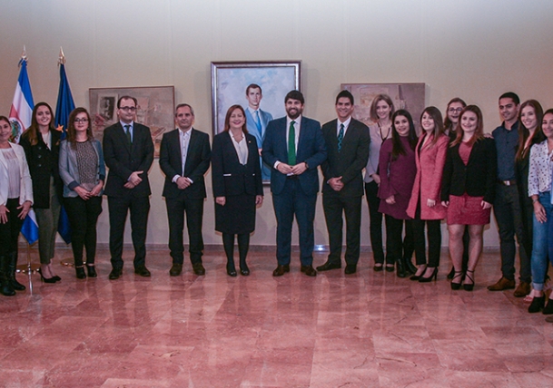 Recepción de Fernando López Miras a los alumnos costarricenses de ENAE junto a su Embajadora, Doris Osterlof.
